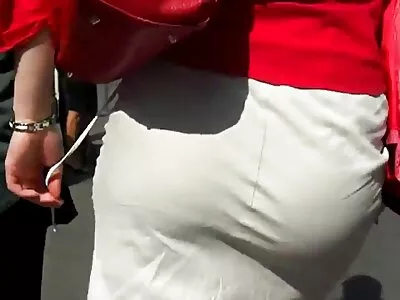 கவர்ச்சியான குஞ்சு பின்னால் இருந்து குத்தப்பட்டது