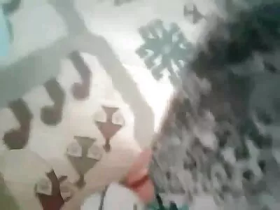 கொம்பு பெண் உயர் குதிகால் அணிந்துள்ளார்