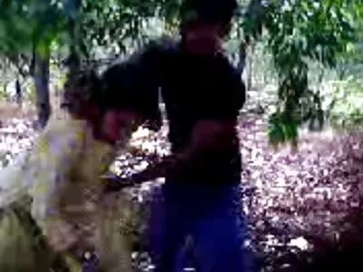 மனைவியைக் குனிந்து அவளது பட் அடித்தது