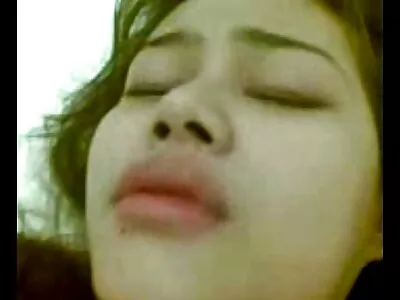 இரண்டு புகைபிடிக்கும் சூடான நண்பர்களைத் தேர்ந்தெடுப்பது