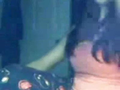 பஸ்டி பேப் தனது காதலனின் டிக் உறிஞ்சுகிறது