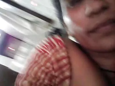 டிரிஸ்டன் சம்மர்ஸ் தனது விருப்பமான செக்ஸ் பொம்மையுடன் படுத்துக்கொள்வதற்கு முன் வெப்பமடைகிறது