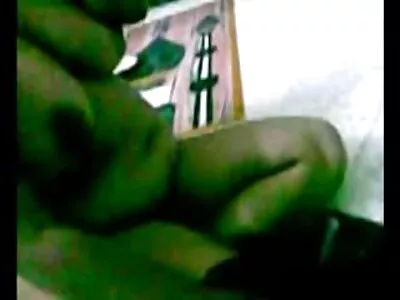 மோசமான பொன்னிறத்திற்கு அவள் என்ன விரும்புகிறாள் என்று தெரியும்