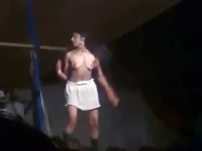 அழகான சாட் மில்ஃப் மற்றும் அவளுடைய பெண்ணை மகிழ்விக்கிறார்