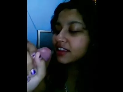 அல்லி நிக்கோல் குத்தும்போது மகிழ்ச்சியுடன் முனகுகிறார்