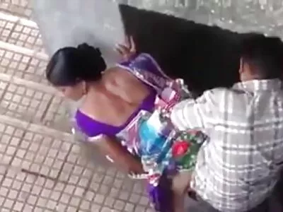 ஹீல்ஸ் டாகிஸ்டைலில் அழகான அழகி