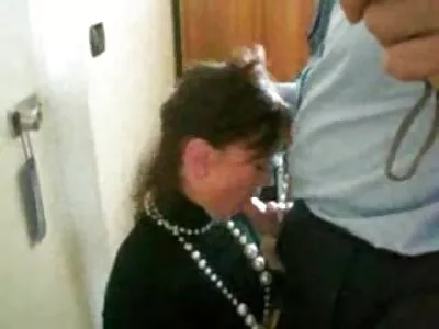ஹார்னி எம்ஐஎல்எஃப் மோனா விரல் அவளது முறுக்கு