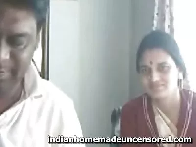 நிர்வாண பெண்கள் படுக்கையறைக்கு சென்றனர்