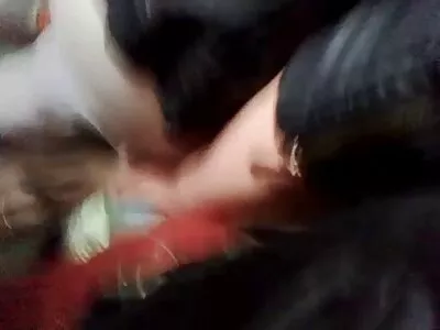 இறுக்கமான மில்ஃப் கழுதை குழந்தை மெல்ல எடுக்கும்