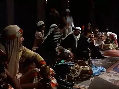 நெகிழ்வான சூடான கமிலா புல் மீது உடலுறவு கொண்டார்