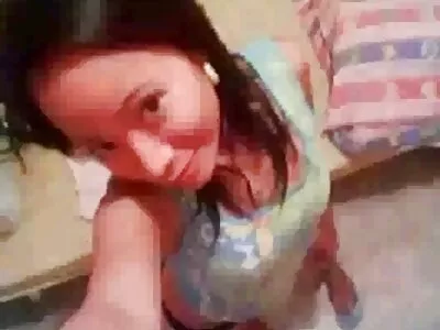 அவளது இளஞ்சிவப்பு துளையில் பரத்தையை விரித்தல்